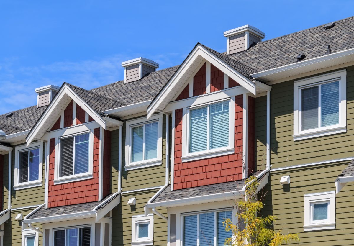 colorful apartment buildings with shingle roofs in Shoreview